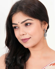 Sculptural Kathak‑Style Drops