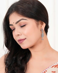 Sculptural Kathak‑Style Drops